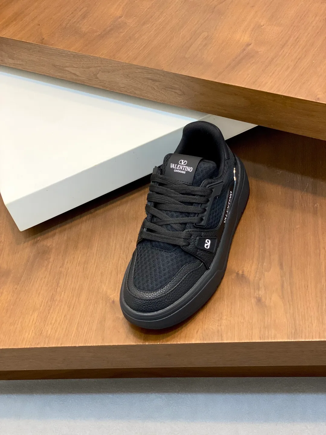 Men's shoes 💰660 Valentino/VALENTINO JOIE DE JOUER couple's low-top sneakers. This sneaker is made of splicing and is decorated with rubber VLOGO SIGNATURE details on the front. The upper is punched and the tongue is decorated with VLOGO SIGNATURE. Logo, with two-color rubber outsole, suede leather fabric lining, logo cowhide insole, fashionable and elegant style, comfortable and breathable for the upper foot, full of personality, and comes with a complete set of original packaging! Code number: 39-44 (38, 45 customized)